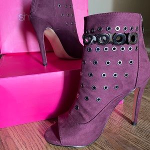 Burgundy plum date night heels 🦋